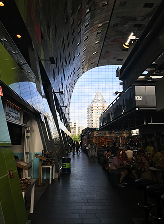 Interior do MarktHalle mercado de comida em Roterdã